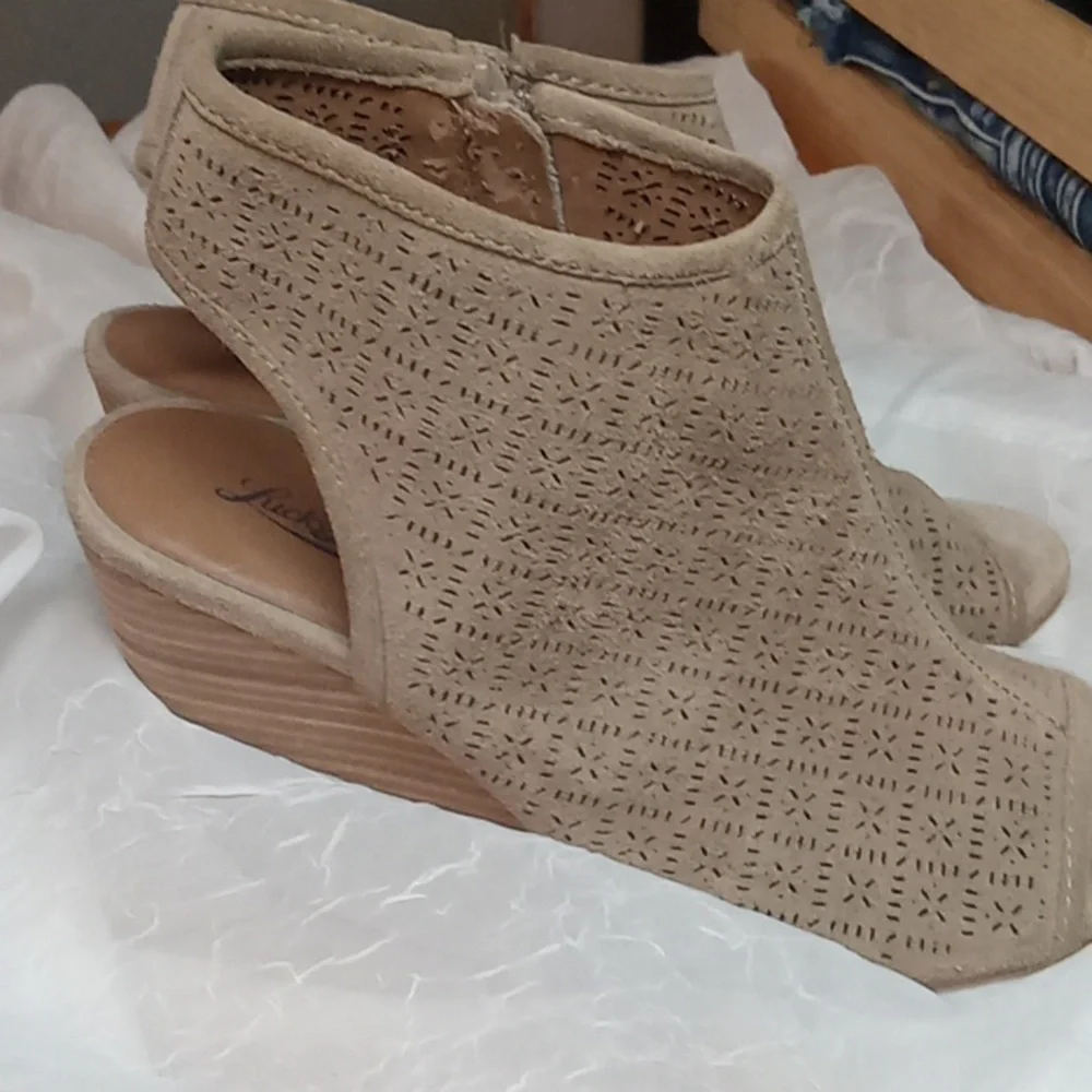 Lucky brand wedges size 8